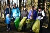 Kobiety pozują do zdjęcia lesie